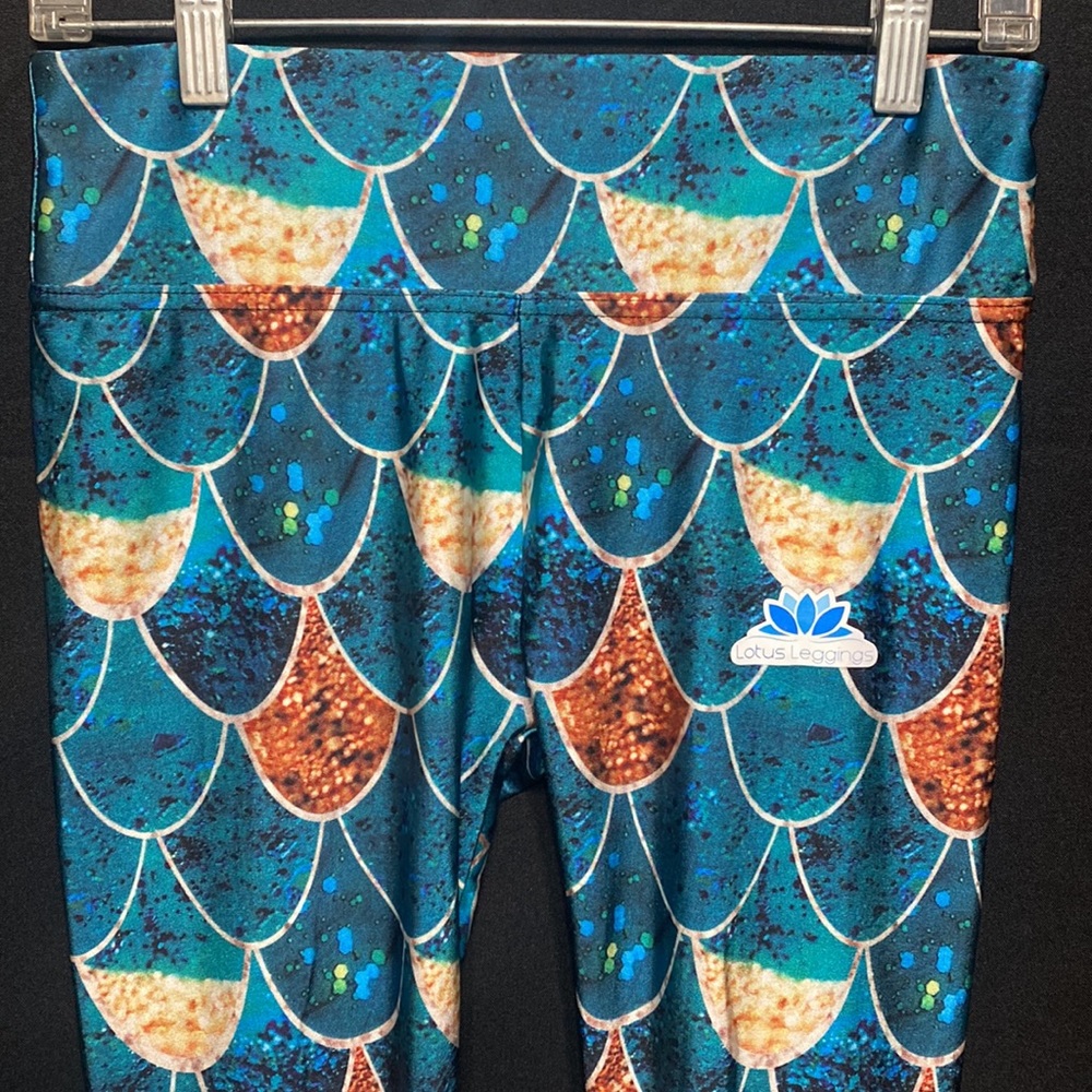 Lotus Mermaid Leggings - Picture 3 of 11